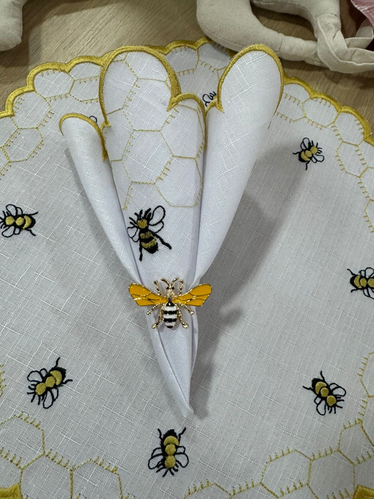 Kit Porta-Guardanapo Honey Bee Dourado – 4 Peças Decorativas para Mesa Posta
