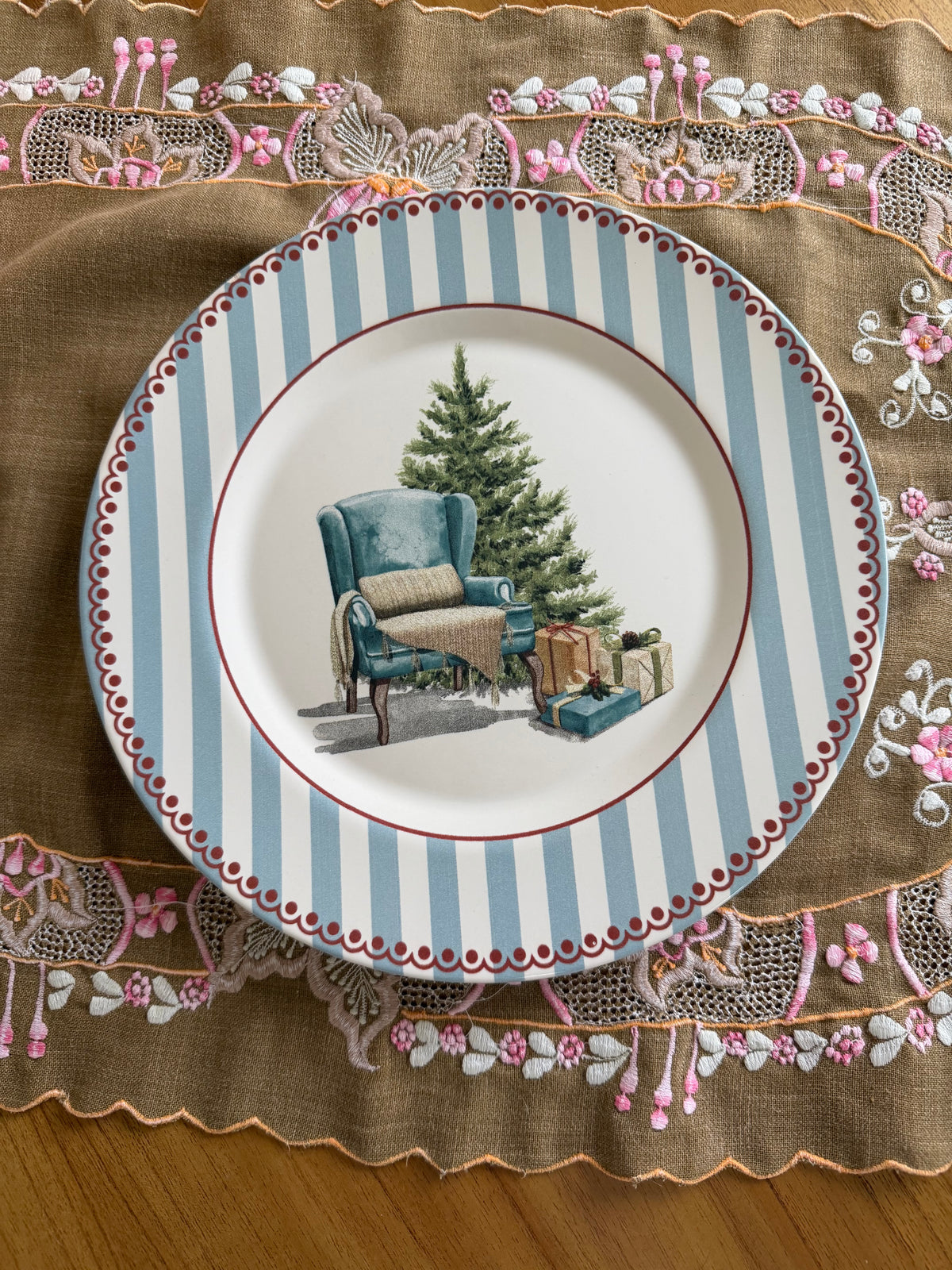 Prato Raso de Cerâmica Natalino 29cm – Poltrona e Árvore de Natal