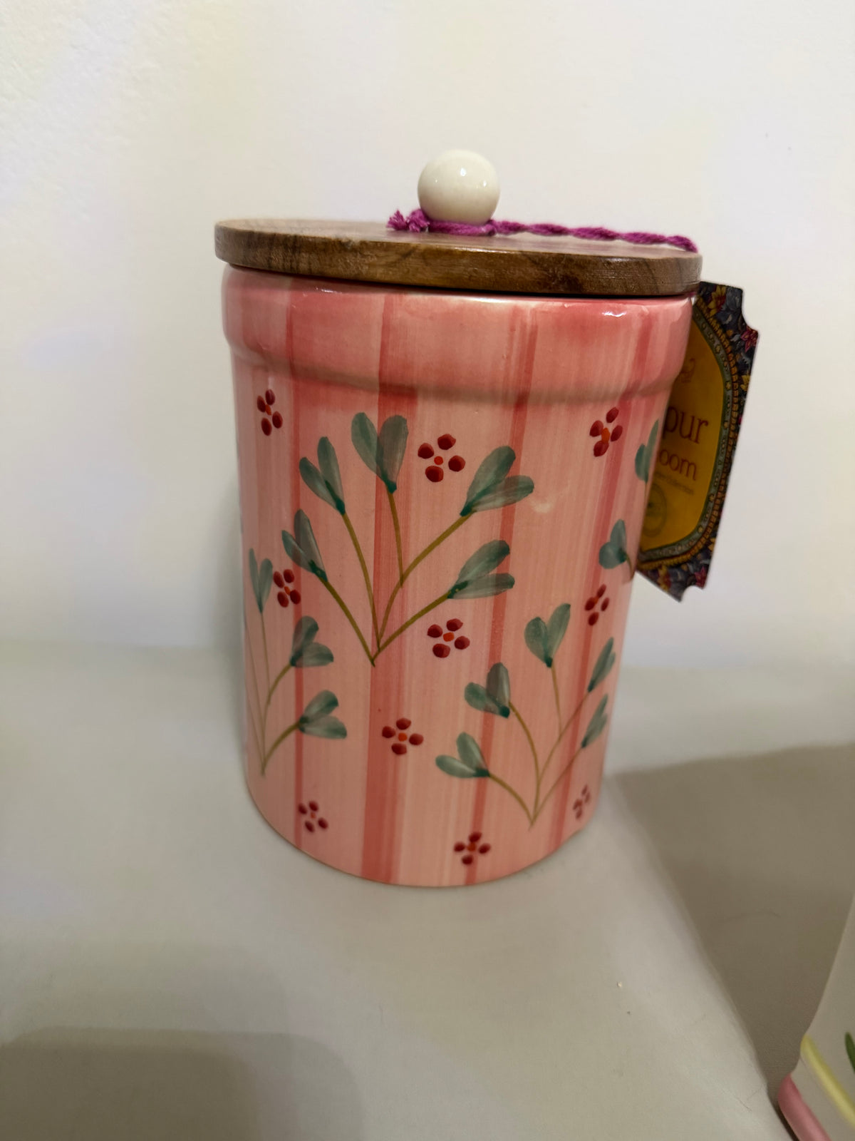 Jaipur in Bloom – Pote de Cerâmica Floral 1,5L com Tampa de Madeira