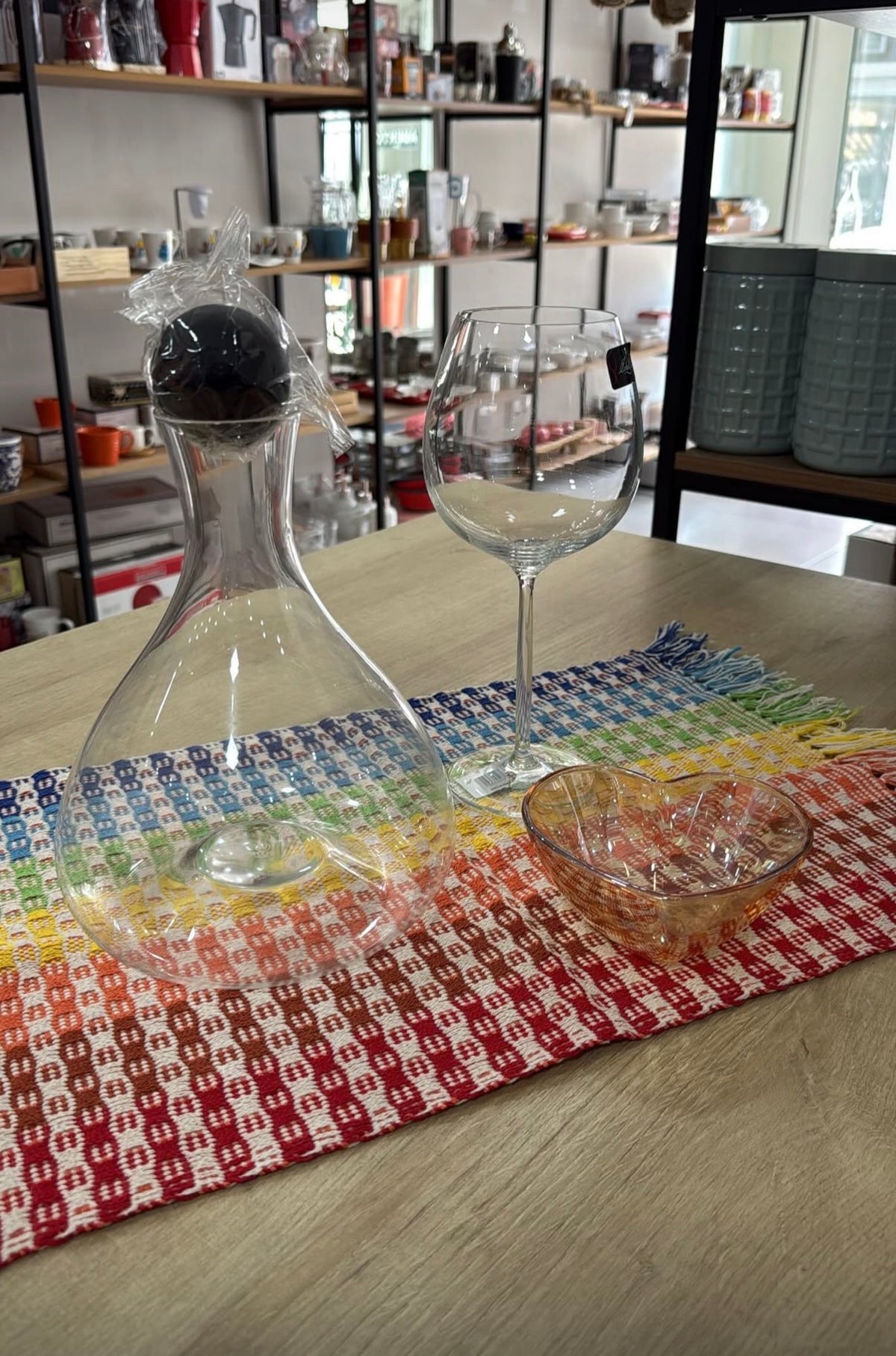 Decanter de Vidro com Tampa Esfera Preta – Elegância e Sofisticação para Servir