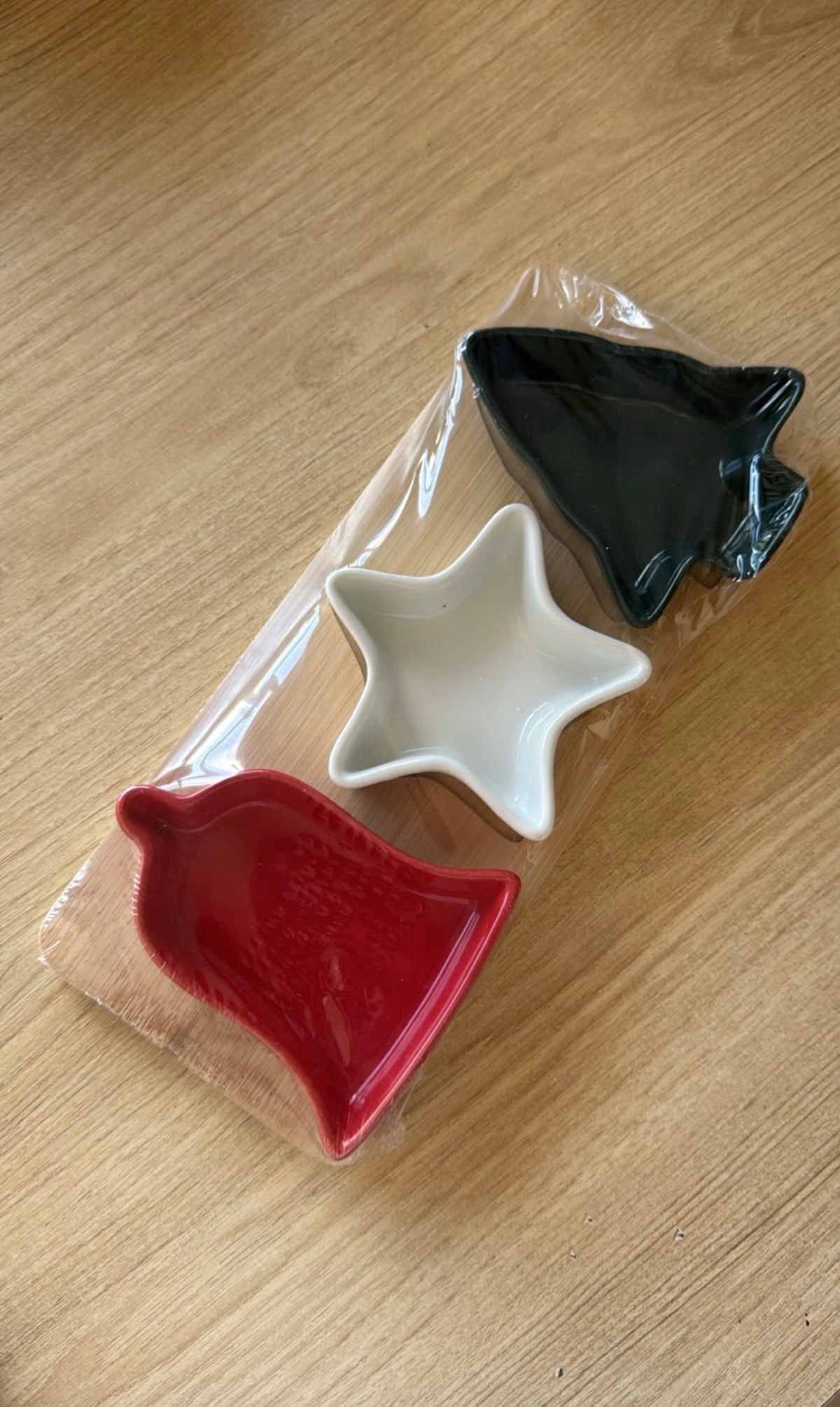 Petisqueira de Natal com Base de Bambu e 3 Bowls em Cerâmica – Sino, Estrela e Árvore