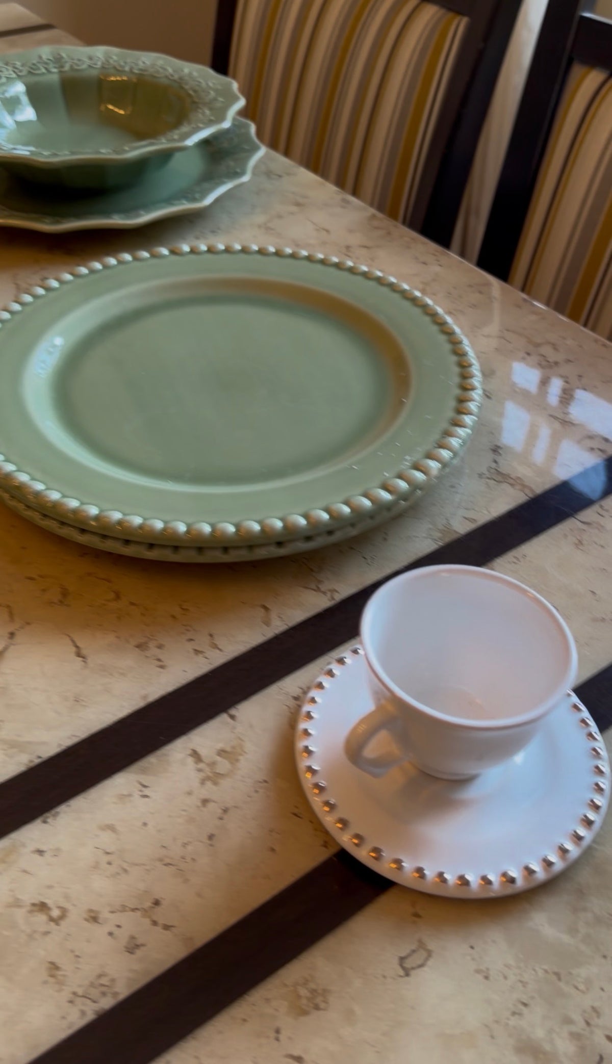 Xícara de Café com Pires de Cerâmica Branca com Detalhes Dourados 80ml