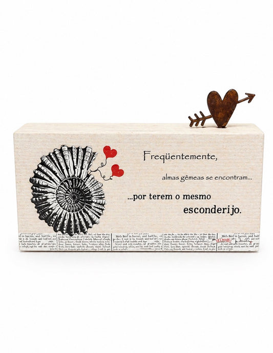 Enfeite Decorativo em Madeira com Frase – Almas Gêmeas | Peça Romântica com Coração