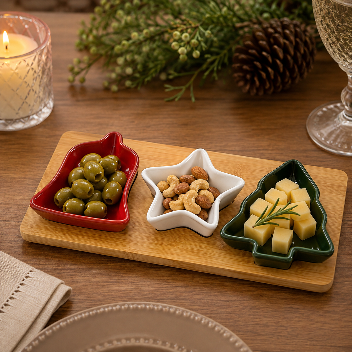 Petisqueira de Natal com Base de Bambu e 3 Bowls em Cerâmica – Sino, Estrela e Árvore