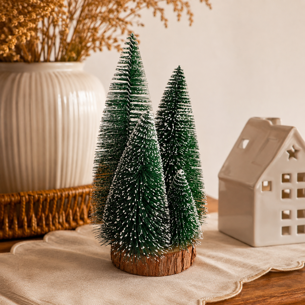 Mini Árvore de Natal Nevada em Base de Madeira – Trio Decorativo
